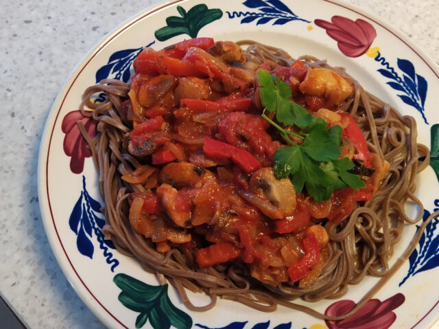 Goulash met kippendijen en noedels