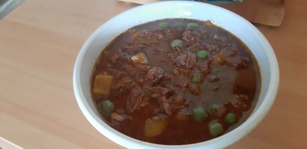 Grieks rundvlees met tomaat, paprika en olijven uit oven of slowcooker
