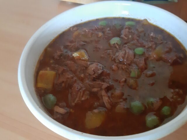Grieks rundvlees met tomaat, paprika en olijven uit oven of slowcooker