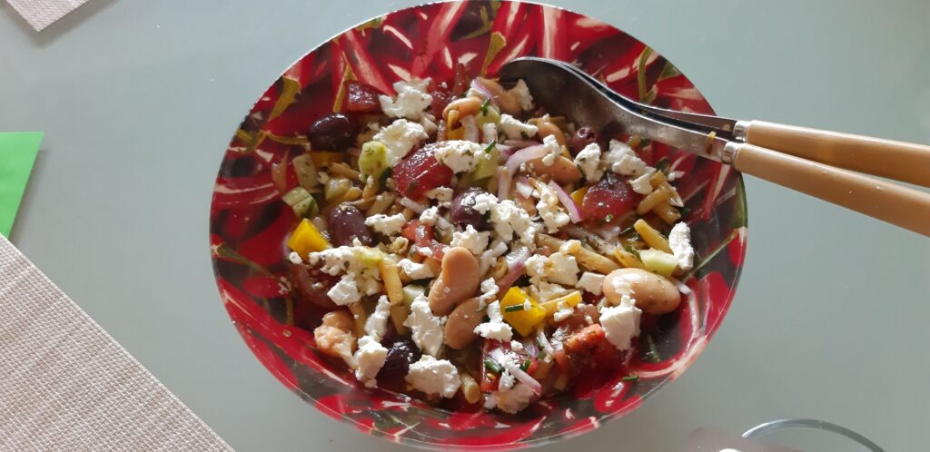 Griekse bonensalade met paprika, tomaat, komkommer, olijven en feta