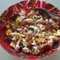 Griekse bonensalade met paprika, tomaat, komkommer, olijven en feta