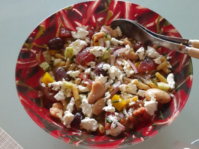 Griekse bonensalade met paprika, tomaat, komkommer, olijven en feta