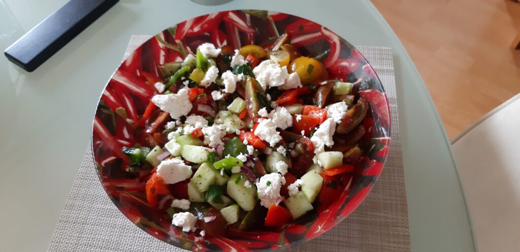 Griekse salade met gemengde kleine tomaten, komkommer, paprika en feta