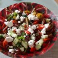 Griekse salade met kleurige tomaatjes, komkommer, paprika en feta