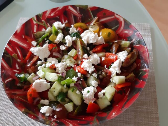 Griekse salade met kleurige tomaatjes, komkommer, paprika en feta