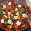 Griekse gemengde salade van snoepgroenten komkommer, paprikamix, tomatenmix en feta