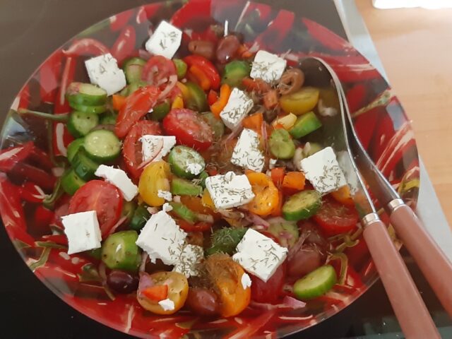 Griekse gemengde salade van snoepgroenten komkommer, paprikamix, tomatenmix en feta