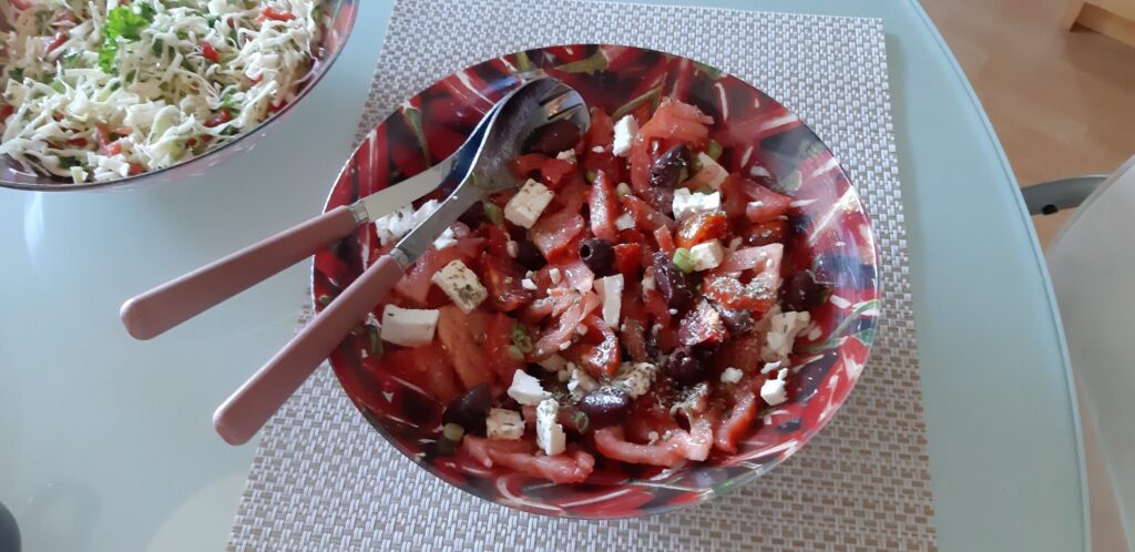 Griekse tomatensalade met olijven en feta
