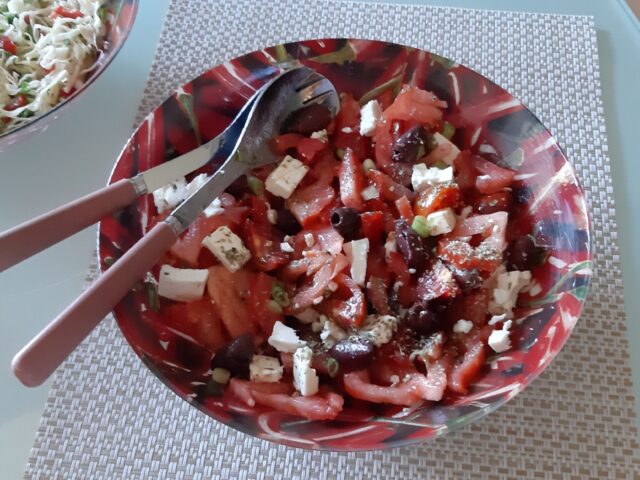 Griekse tomatensalade met olijven en feta