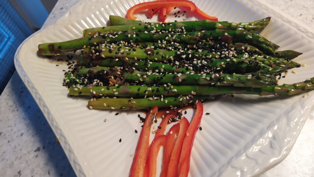 Groene Asperges in een Aziatisch "Jasje"