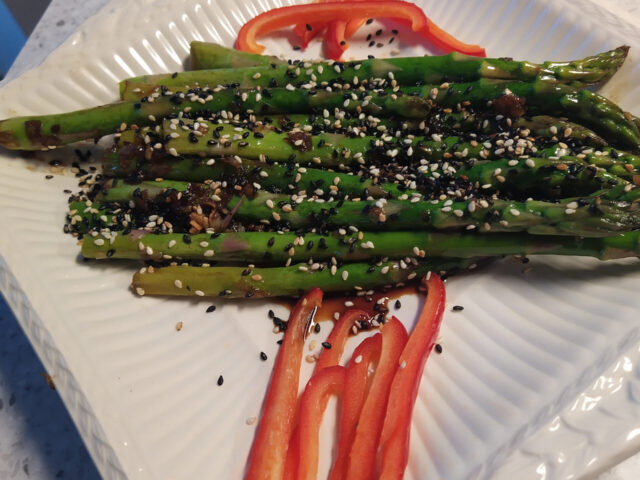 Groene Asperges in een Aziatisch “Jasje”
