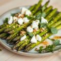 Groene asperges met sesamzaad en geitenkaas en not