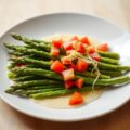 Groene asperges met tomaat en zeekraal
