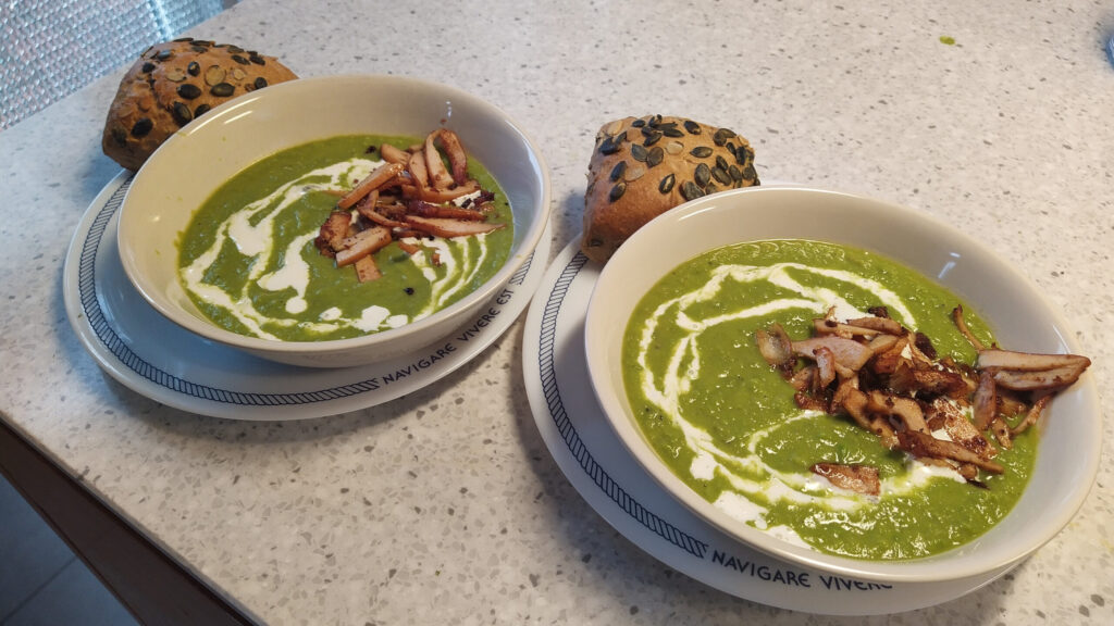 Groene lente soep met tuinerwtjes en gerookte kip