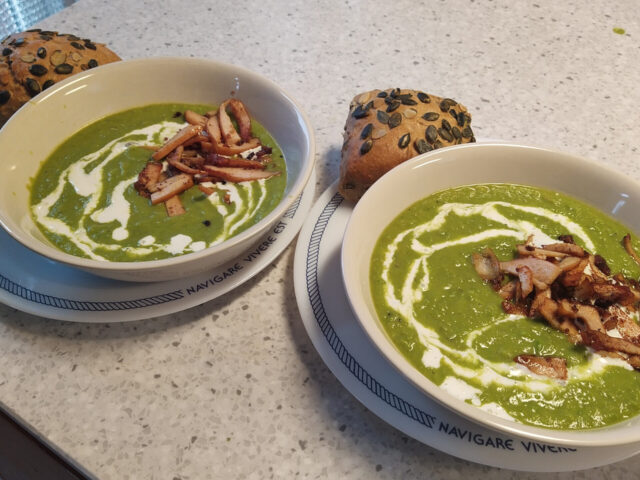 Groene lente soep met tuinerwtjes en gerookte kip