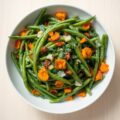 Groentesalade met bloemen
