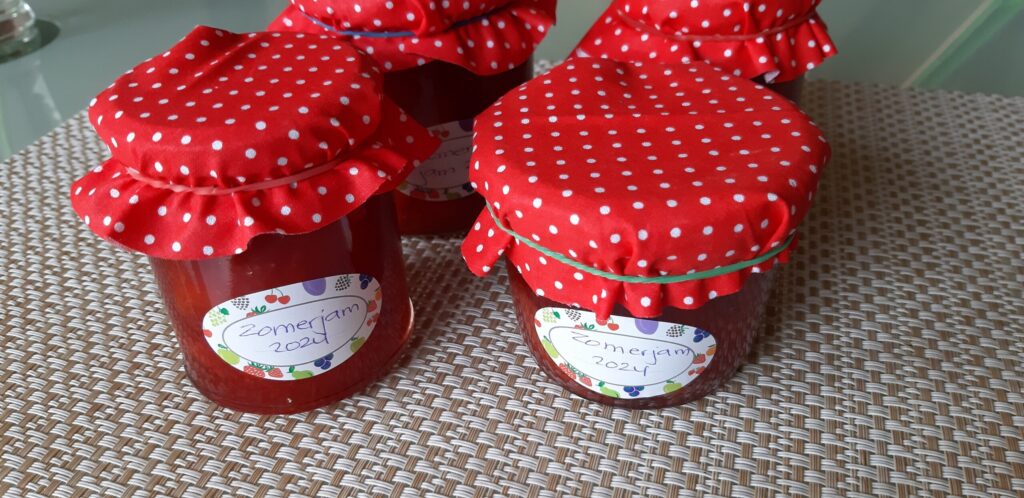 Half zoete Zomerjam met aardbeien, nectarines, perziken en limoncello