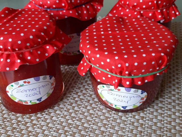 Halfzoete Zomerjam met aardbeien, nectarines, perziken en limoncello