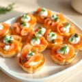 Hapjes met gerookte zalm en kappertjes