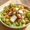 Hartig slaatje met Chaumes, pancetta en knoflookcroûtons