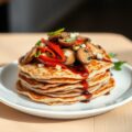 Hartige pannenkoeken met roerbakgroenten en chilidressing
