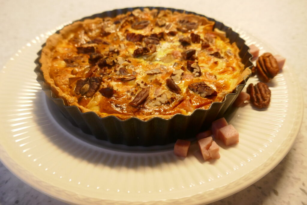 Hartige taart met witlof, brie, boursin en hamblokjes met een topping van peccannoten