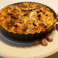 Hartige taart met witlof, brie, boursin en hamblokjes met een topping van peccannoten