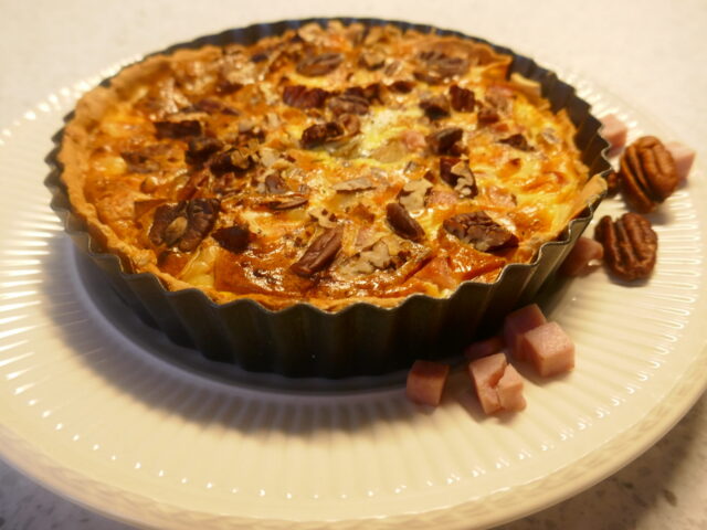 Hartige taart met witlof, brie, boursin en hamblokjes met een topping van peccannoten