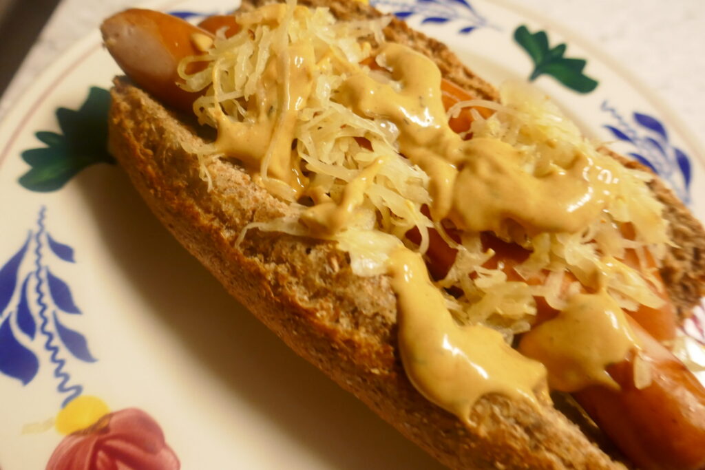 Hartverwarmend broodje dubbele hotdog met een sausje uit eigen keuken