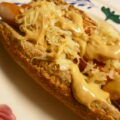 Hartverwarmend broodje dubbele hotdog met een sausje uit eigen keuken