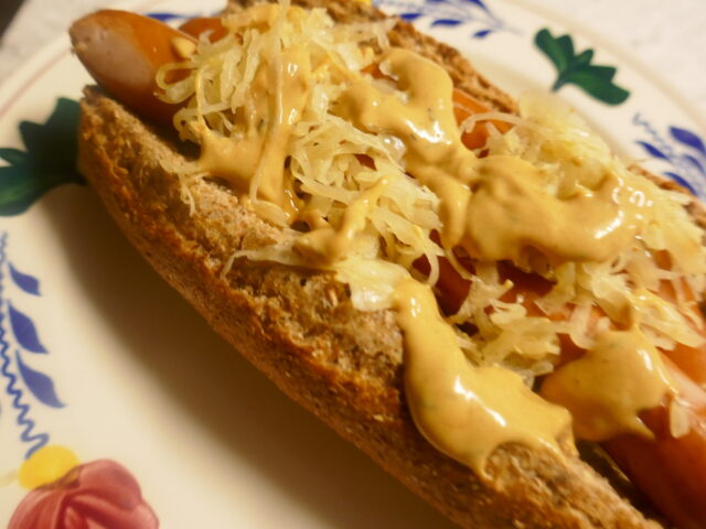 Hartverwarmend broodje dubbele hotdog met een sausje uit eigen keuken