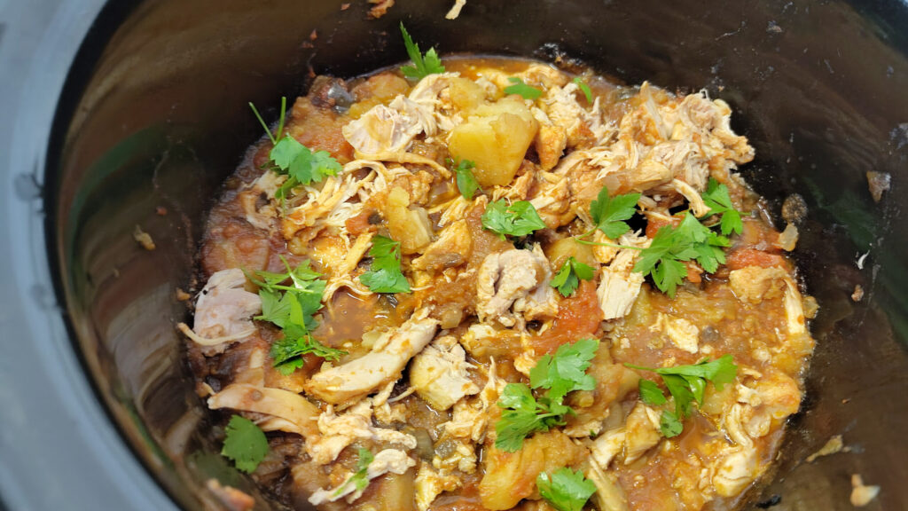 Heerlijk pittig stoofje met tomaat, kip en patat uit de slowcooker