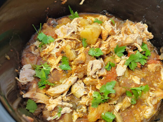 Heerlijk pittig stoofje met tomaat, kip en patat uit de slowcooker