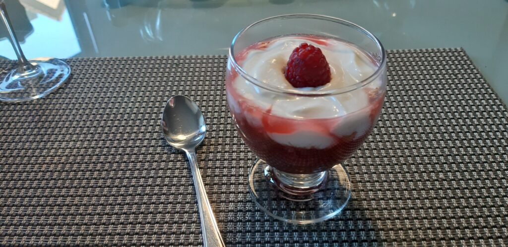 Heerlijk rabarber-frambozentoetje met bastogne en yoghurt