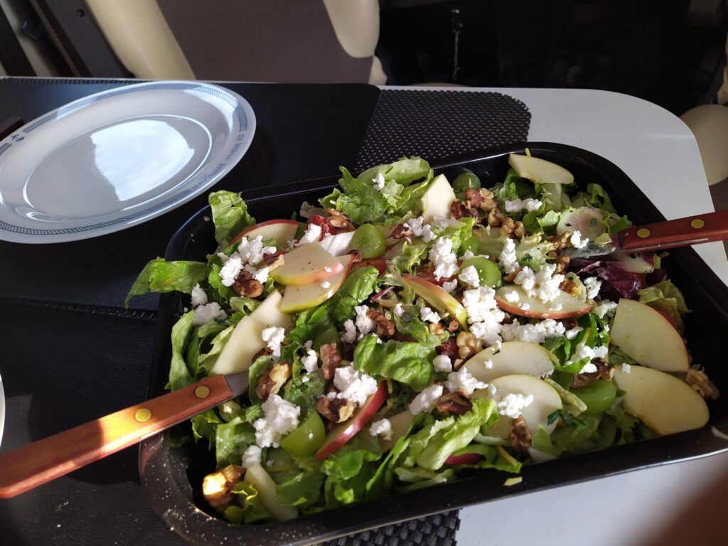 Heerlijke gemengde zomersalade met walnoot en feta