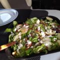 Heerlijke gemengde zomersalade met walnoot en feta
