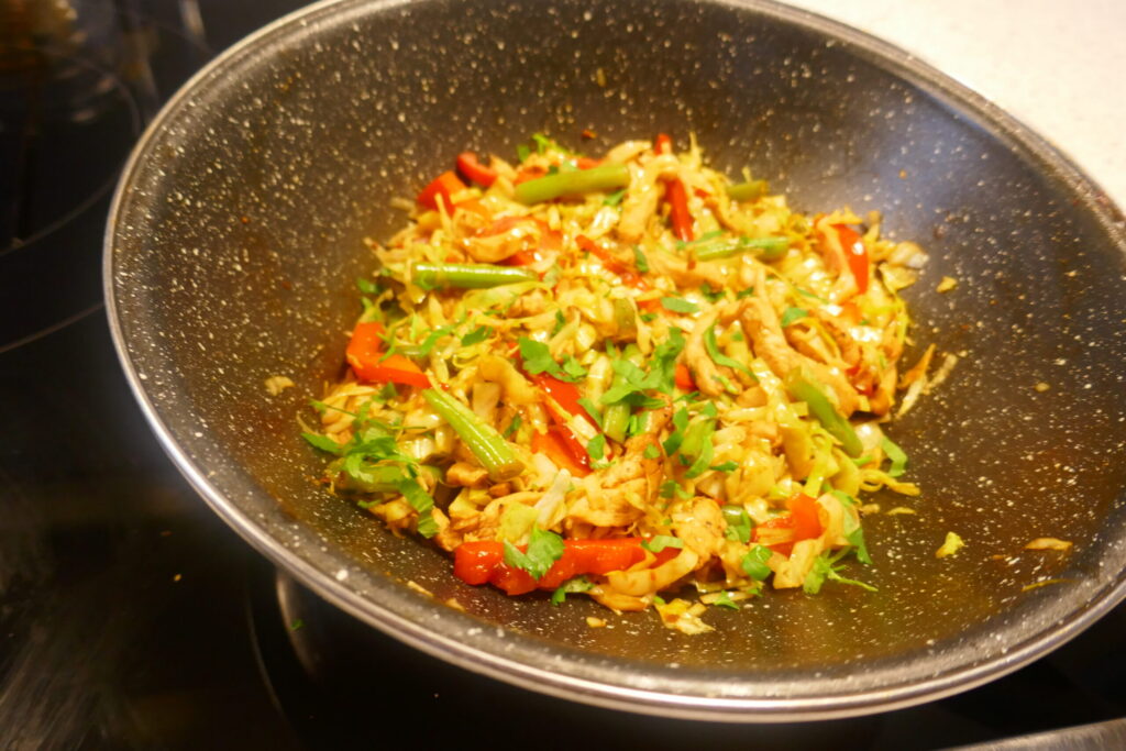 Heerlijke, gezonde wok met kip, spitskool, paprika en sperzieboontjes