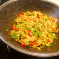 Heerlijke, gezonde wok met kip, spitskool, paprika en sperzieboontjes