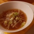 Lichte Koreaanse runderbouillon met taugé, lente-uitjes en rosbief