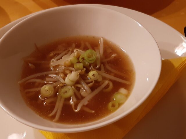 Lichte Koreaanse runderbouillon met taugé, lente-uitjes en rosbief