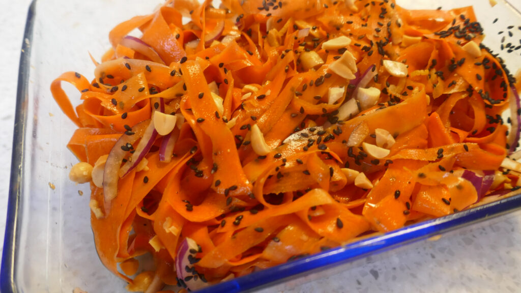 Heerlijke wortelsalade met rode ui, pinda en een Aziatische dressing
