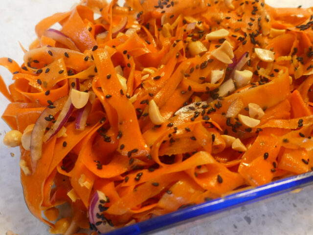 Heerlijke wortelsalade met rode ui, pinda en een Aziatische dressing