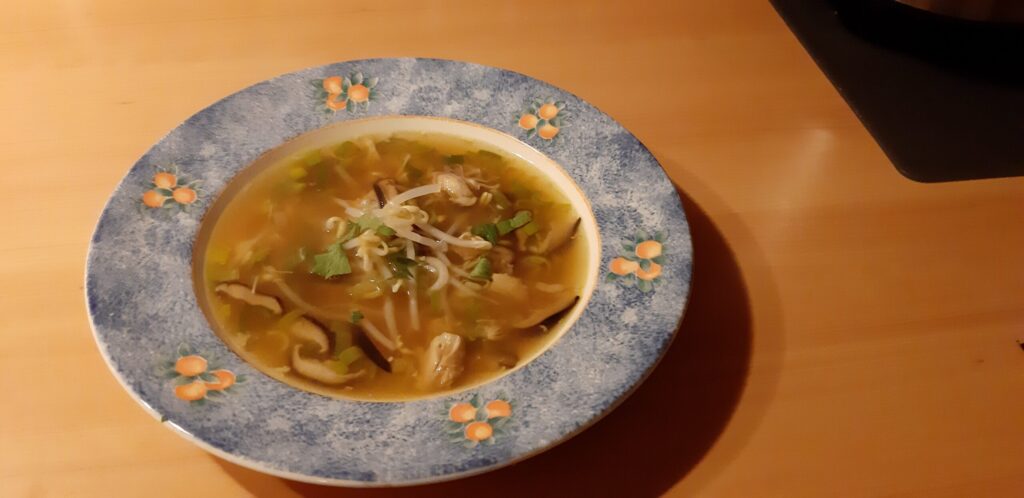 Heldere Aziatische kippensoep met shiitake en taugé