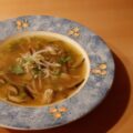Heldere Aziatische kippensoep met shiitake en taugé
