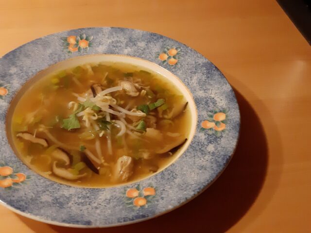 Heldere Aziatische kippensoep met shiitake en taugé