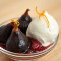 Ijs van witte chocolademousse met gestoofde vijgen