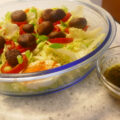 IJsbergsla met gebakken champignons , ei en puntpaprika