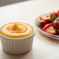 Ijssoufflé van abrikozen met salade van aardbeien