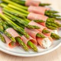 In ham gerolde asperges met kruidenkaas
