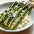 In olijfolie gesmoorde groene asperges met (zie opm.)